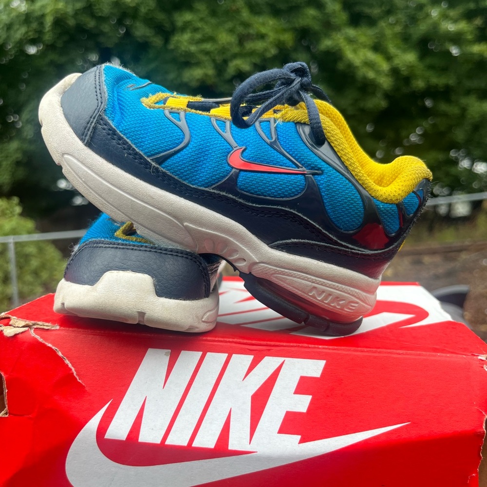 Boys Nike sneakers size 8C